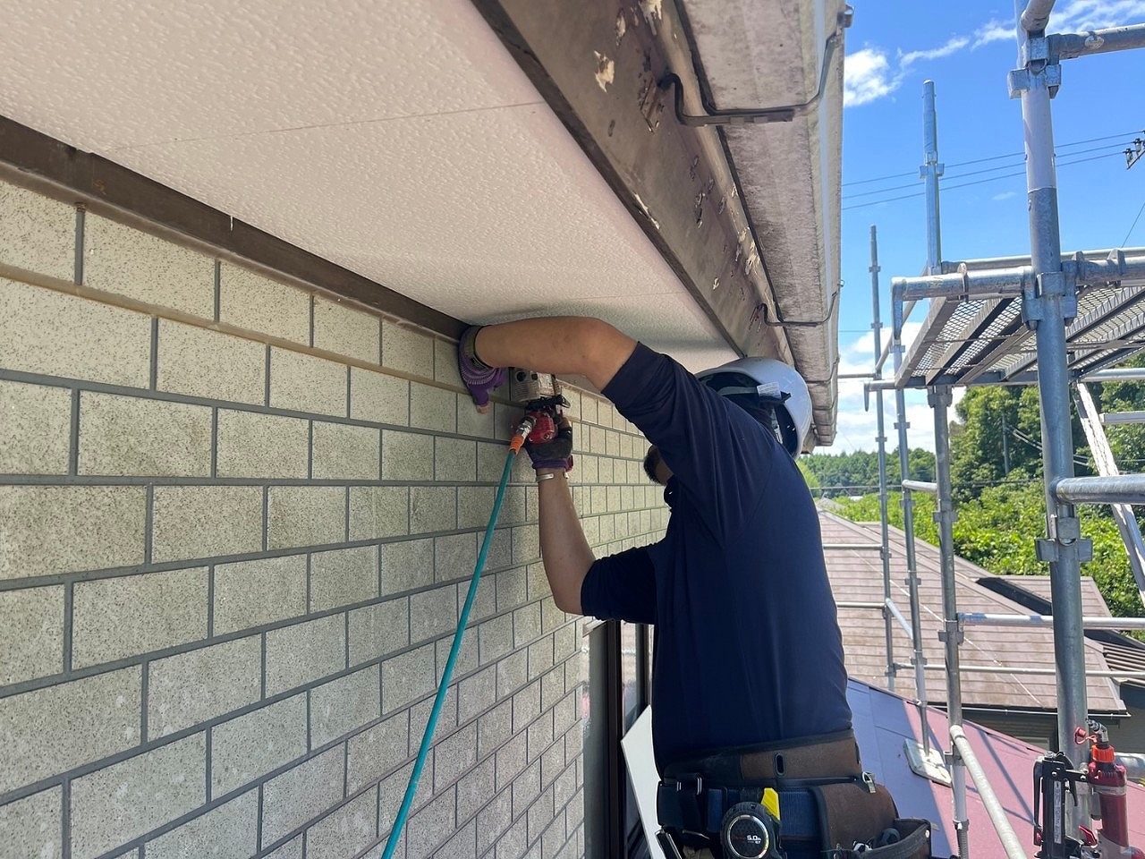 軒天を留めるスタッフ